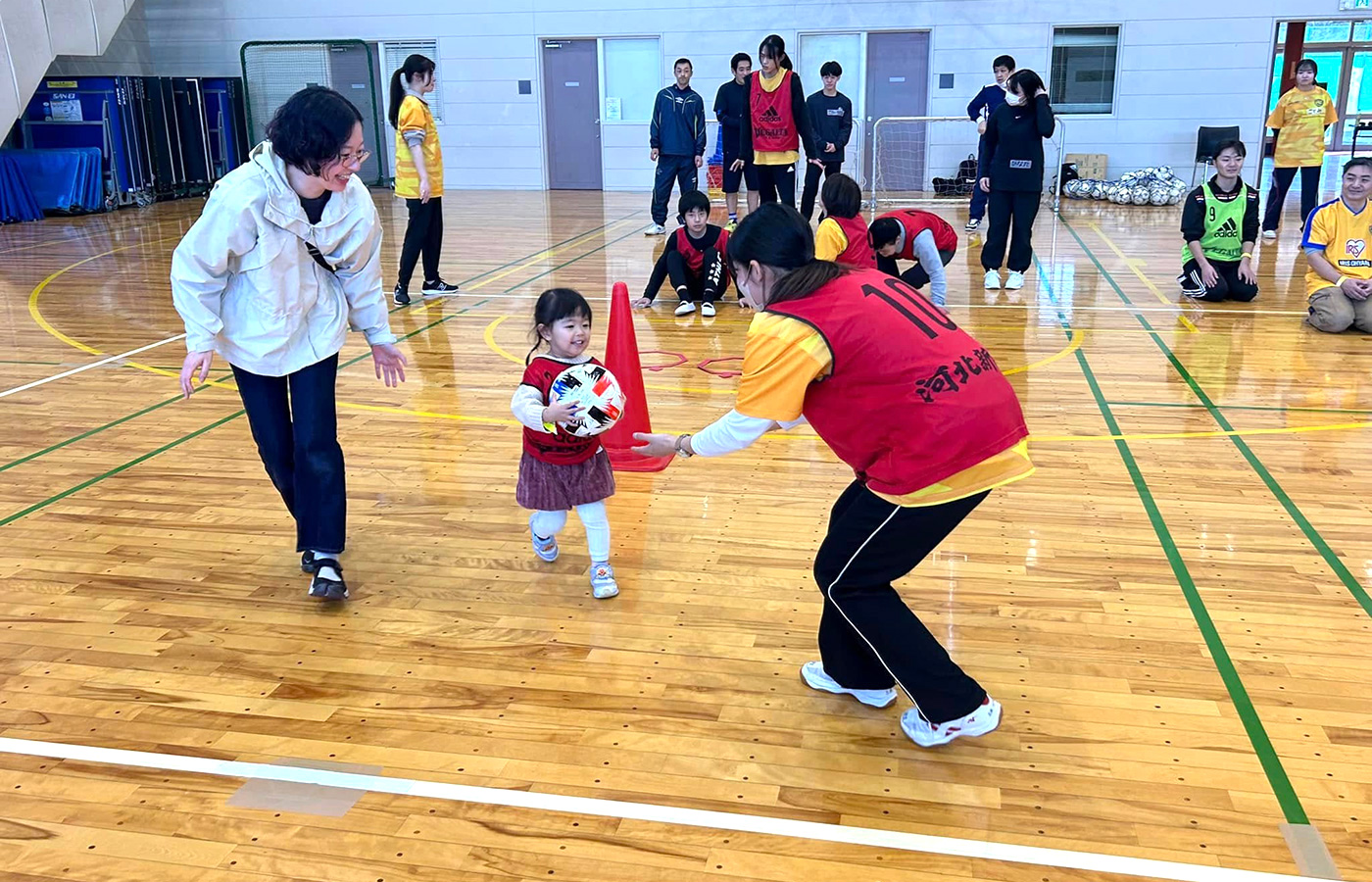 サッカーボールを持って歩く女の子